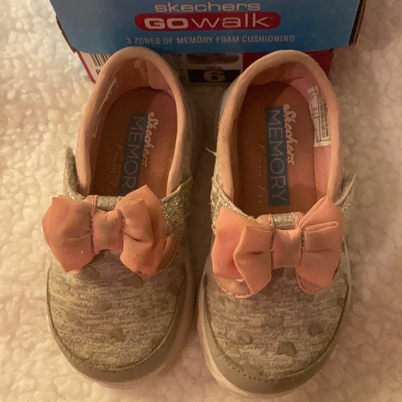 Skechers, Size 6 Toddler, Go Walk Bitty Bow. Gray/Pink - Picture 3 of 5